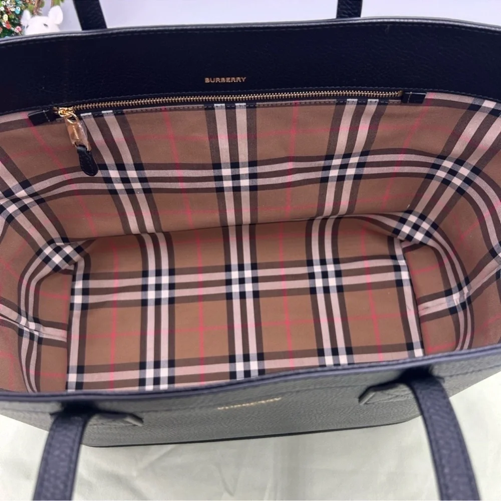 Women’s Burberry pebble grain leather check lined large shopping tote Italy - Picture 8 of 14